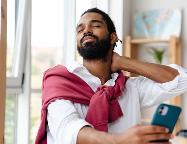 Ein Mann posiert mit seinem Smartphone für ein Selfie.