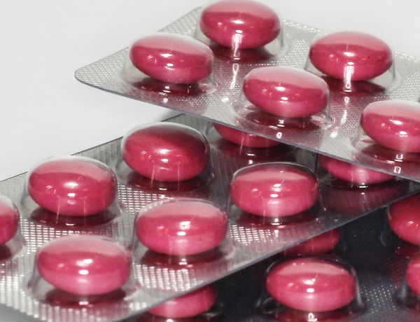 Rote Kapseln in Blisterpackungen