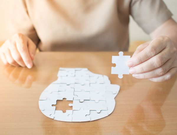 Puzzle mit Kopfmotiv als Zeichen für Demenz- und Alzheimer-Bewusstsein