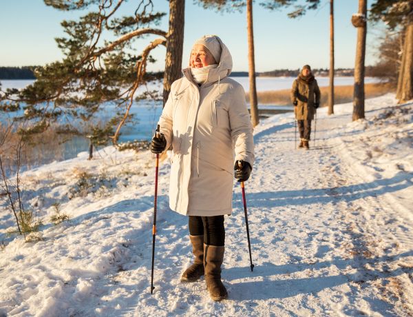 Zwei Frauen walken im Schnee