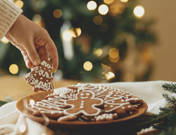 Teller mit Gebäck auf weihnachtlich dekoriertem Tisch.