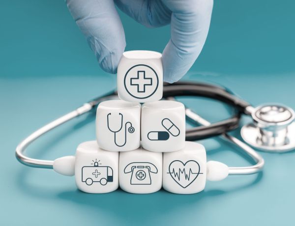Auf weißen Würfeln sind verschiedene Apotheken Symbole abgebildet.