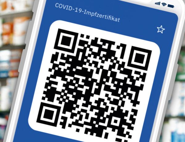Handy mit QR-Code für den digitalen Impfpass