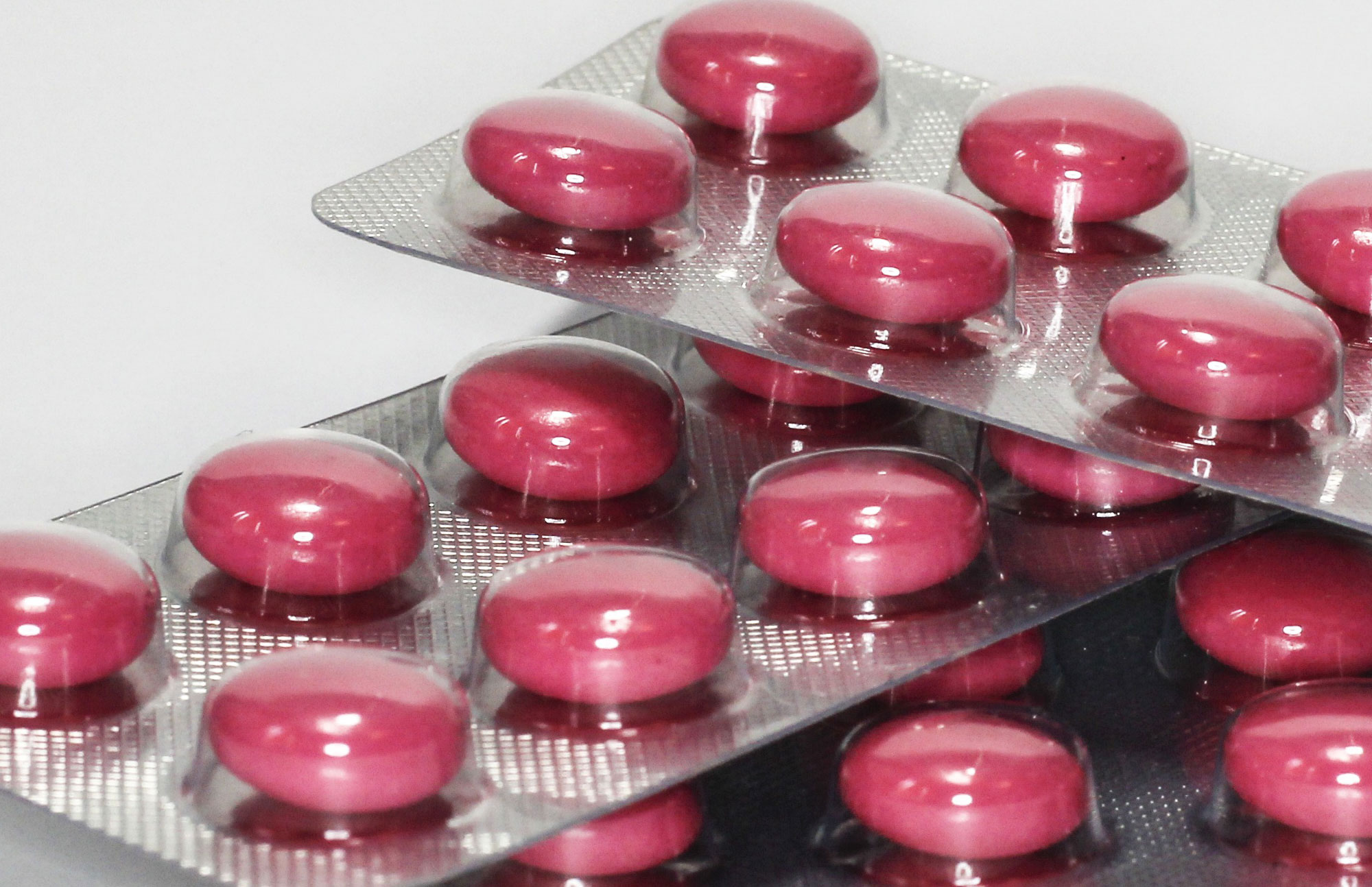 Rote Kapseln in Blisterpackungen